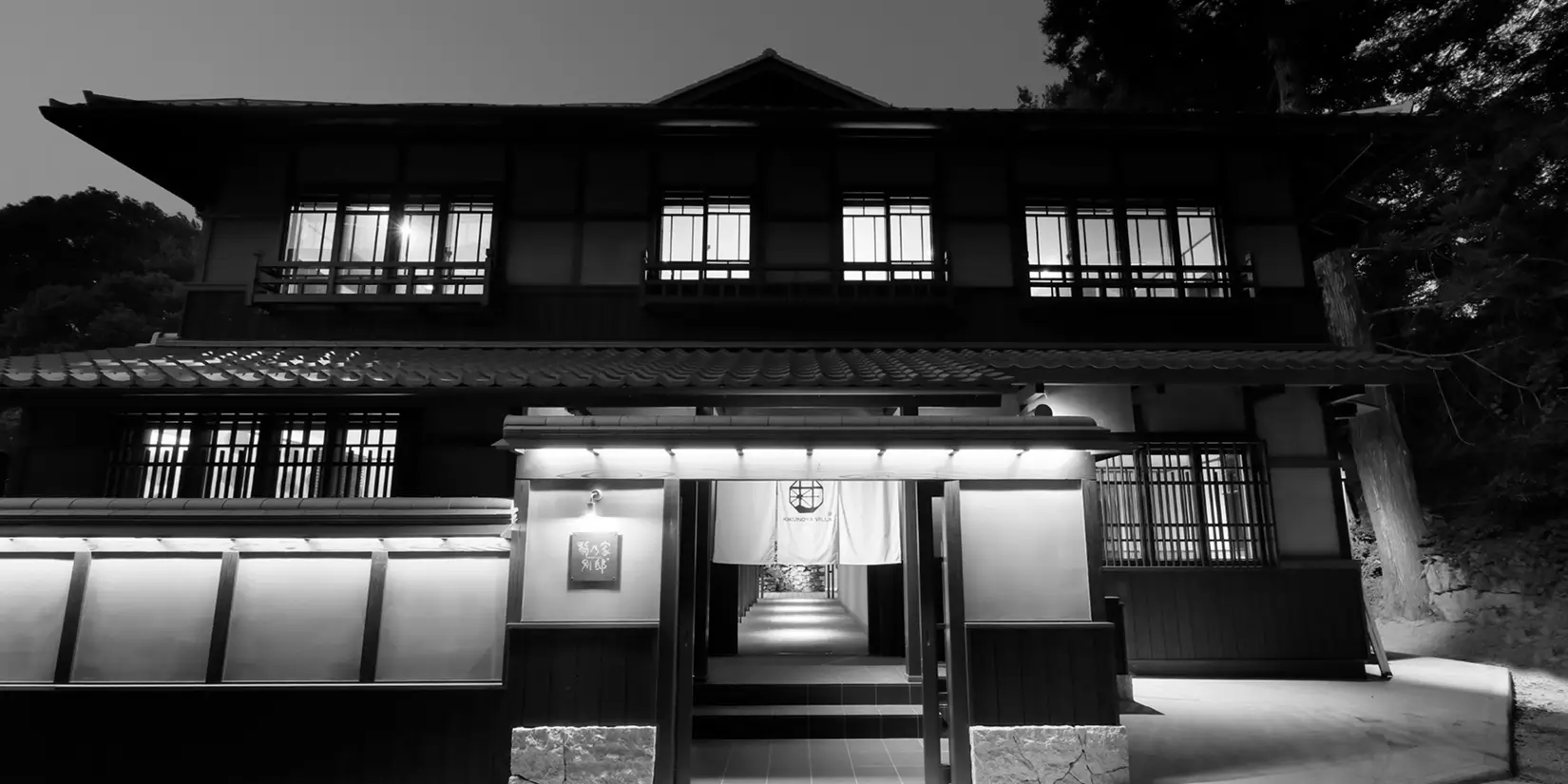 宮島の景観に、ひっそりと寄り添う佇まい。静けさの中に、確かな美しさを宿す。