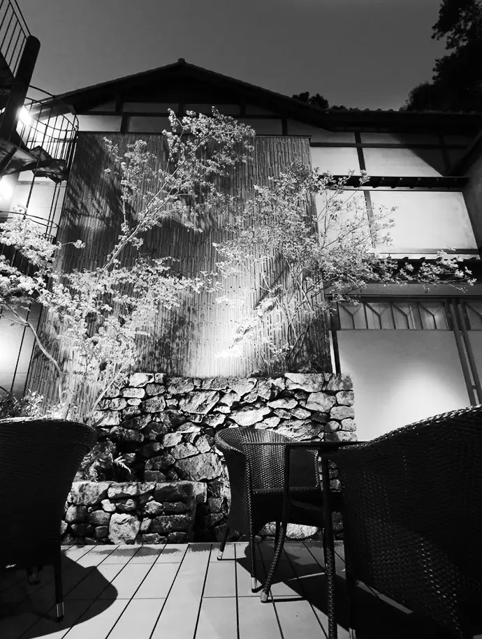 和モダンが織りなす穏やかな空間―― アートの調和