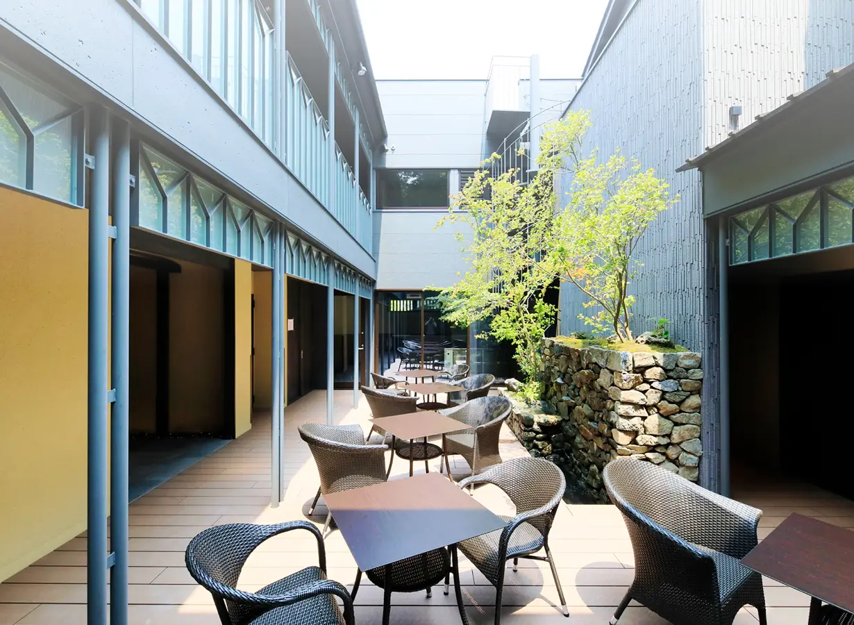 そよ風と緑に抱かれ、せせらぎに癒される