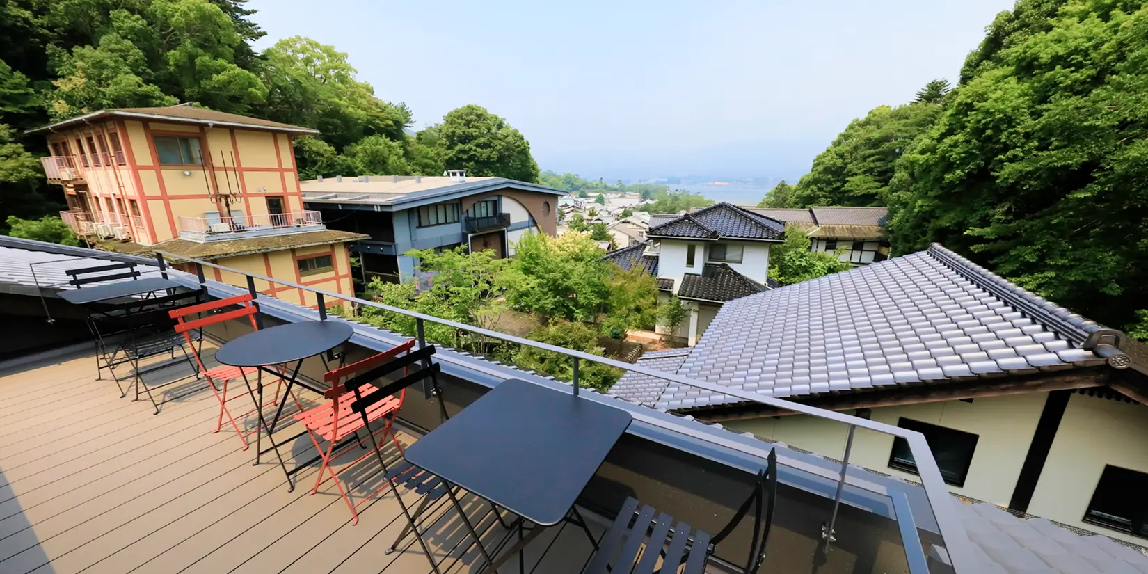 そよ風と緑に抱かれ、せせらぎに癒される