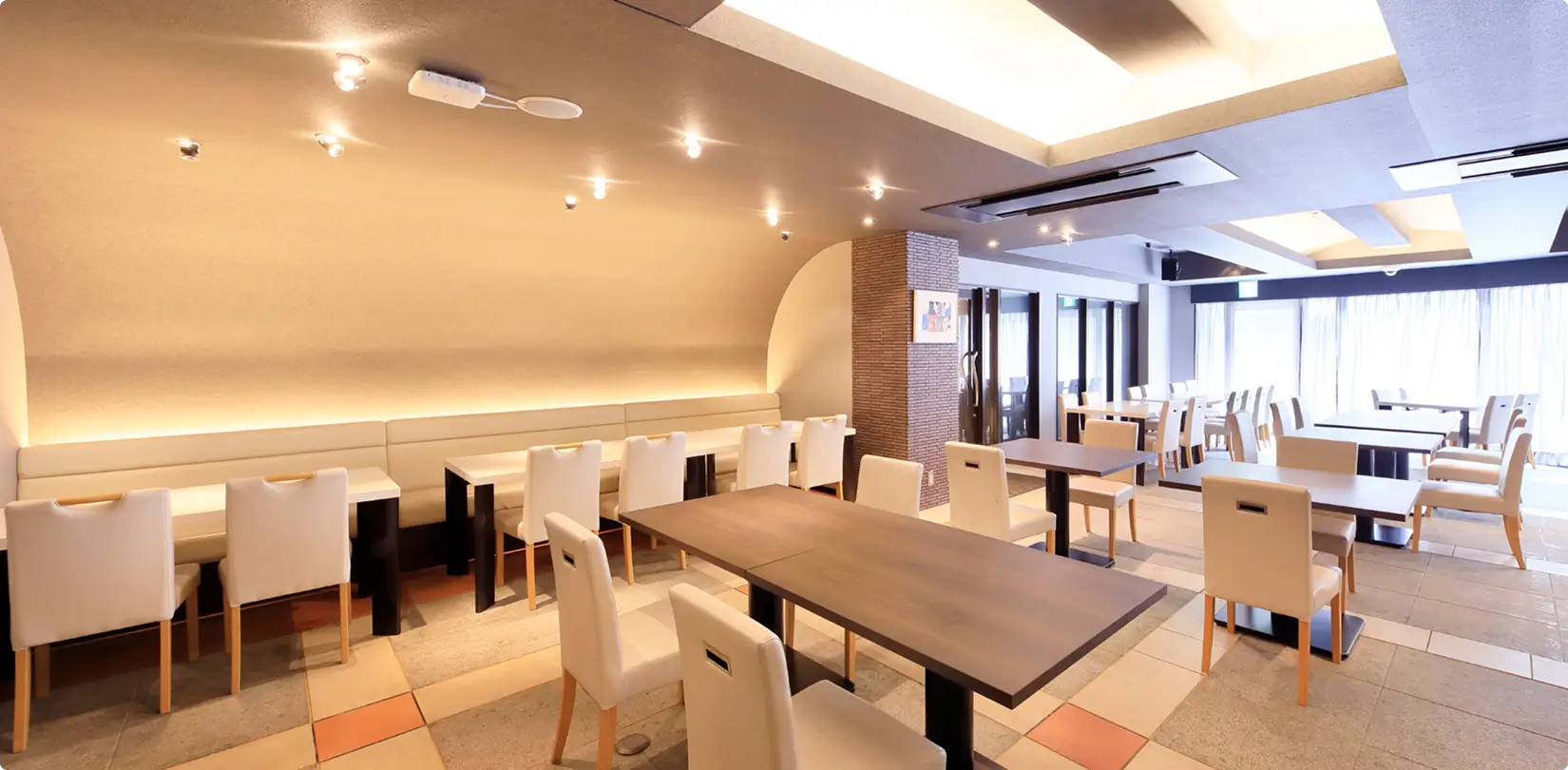 やわらかな光に包まれるレストラン、宴会場の和のぬくもり—二つの空間が紡ぐ、豊かなお食事のひととき