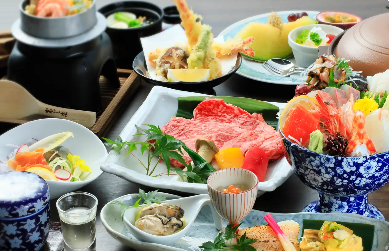 当館の夕食は、季節にちなんだ菊乃家ならではのお料理をご用意。宮島の信頼ある業者様から仕入れた旬の食材を、料理長が丁寧に仕立ててご提供します。※内容は仕入れにより多少異なる場合がございます。