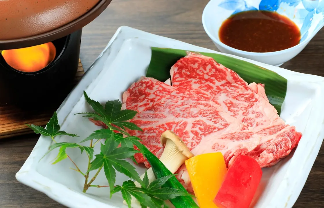 当館の夕食は、季節にちなんだ菊乃家ならではのお料理をご用意。宮島の信頼ある業者様から仕入れた旬の食材を、料理長が丁寧に仕立ててご提供します。※内容は仕入れにより多少異なる場合がございます。