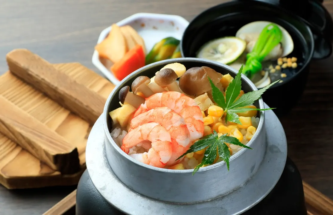 当館の夕食は、季節にちなんだ菊乃家ならではのお料理をご用意。宮島の信頼ある業者様から仕入れた旬の食材を、料理長が丁寧に仕立ててご提供します。※内容は仕入れにより多少異なる場合がございます。