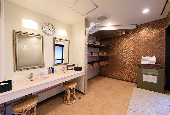 Large public bath (indoor) and open-air bath Kiku no Yu.