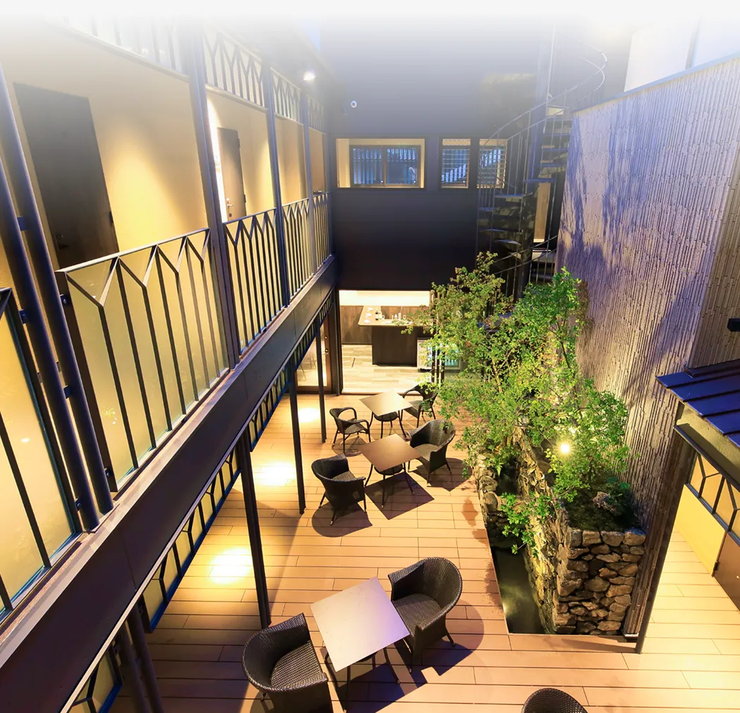 中庭を囲むように静かに佇む、全8室の離れ