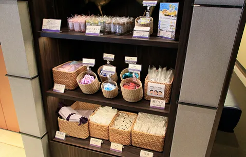 歯ブラシや化粧水などのアメニティが並ぶ棚