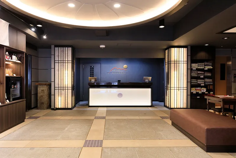 モダンなデザインのホテルフロントとロビー空間