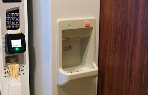 共用スペースに設置された製氷機