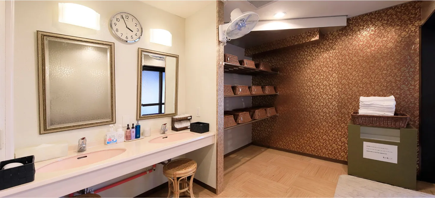 清潔感のある洗面台とロッカーが並ぶ脱衣所