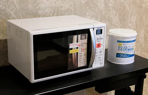 電子レンジと除菌用ウェットティッシュが設置されたスペース