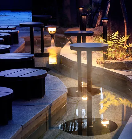 ライトアップされた中庭の足湯スペース