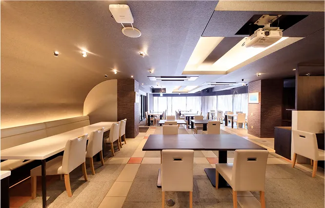 明るく開放的なレストランのテーブル席エリア