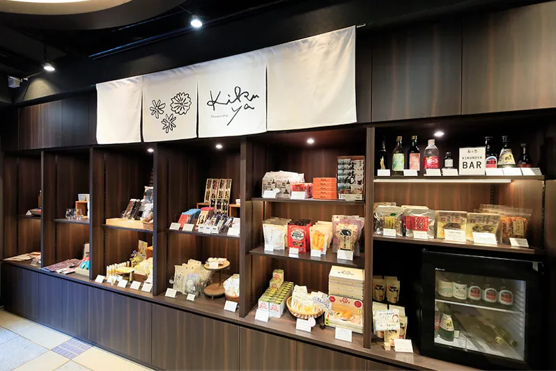 地元の特産品やお土産が並ぶモダンな売店