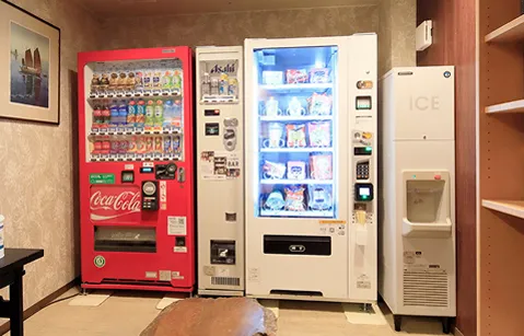 飲料とアイスクリームの自動販売機が並ぶコーナー