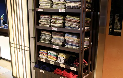 色とりどりの浴衣が整然と並ぶ棚